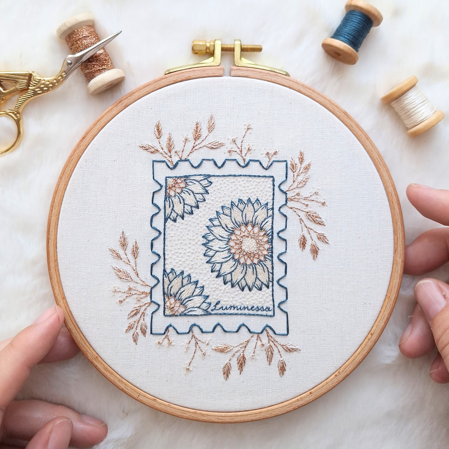 Kit de broderie - Postée au soleil levant