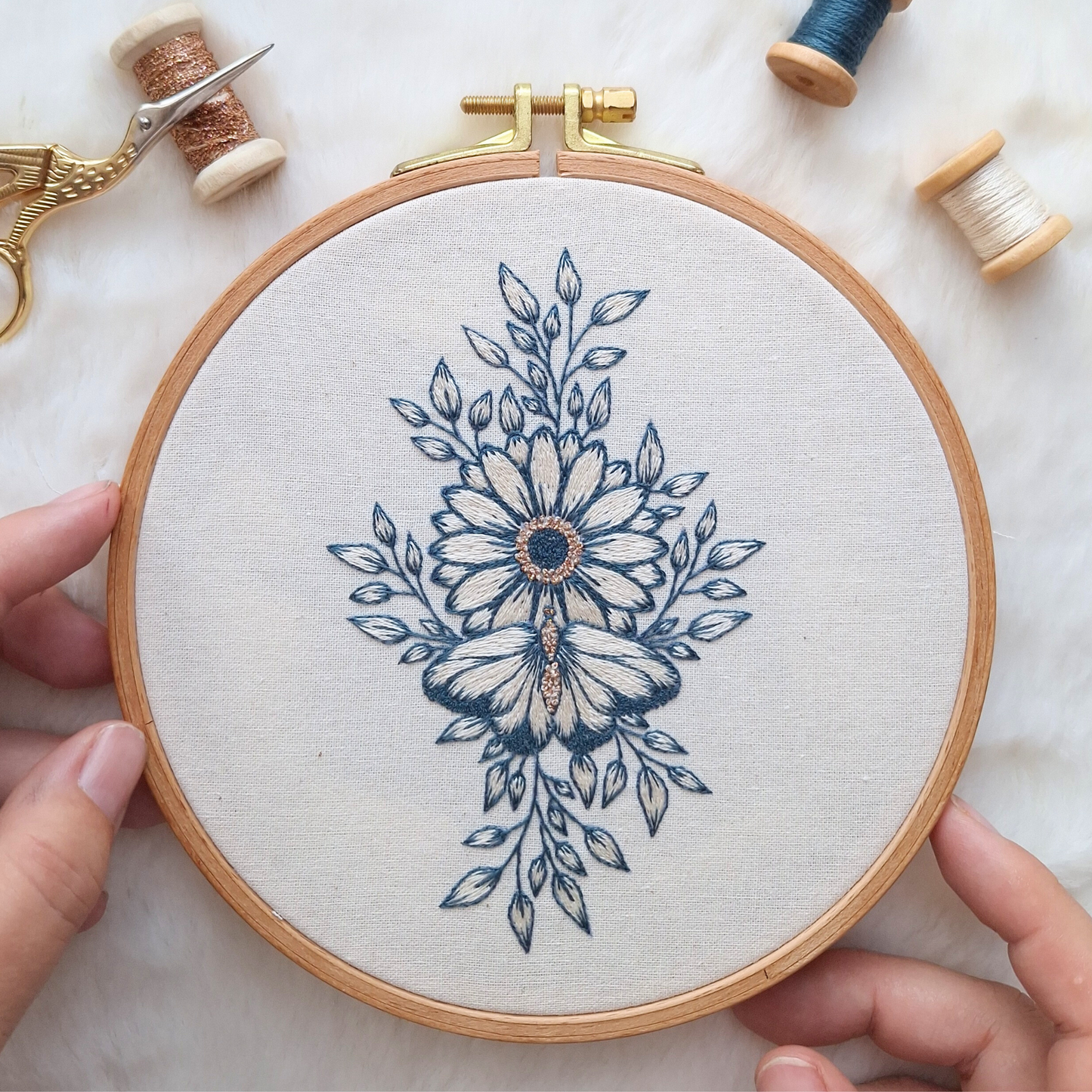 Kit de broderie - Le Baiser du papillon