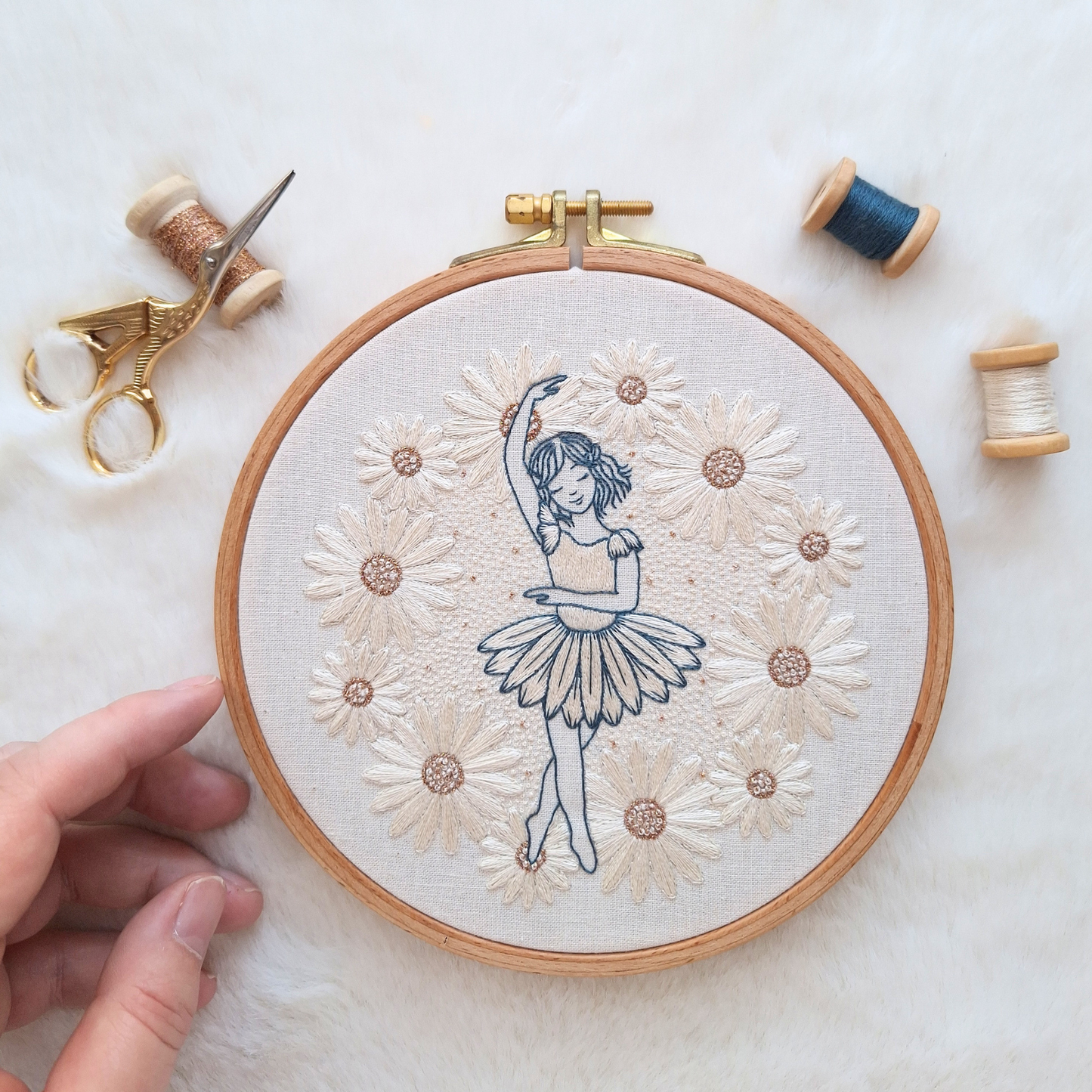 Patron de broderie - Calie Jolie au creux des fleurs