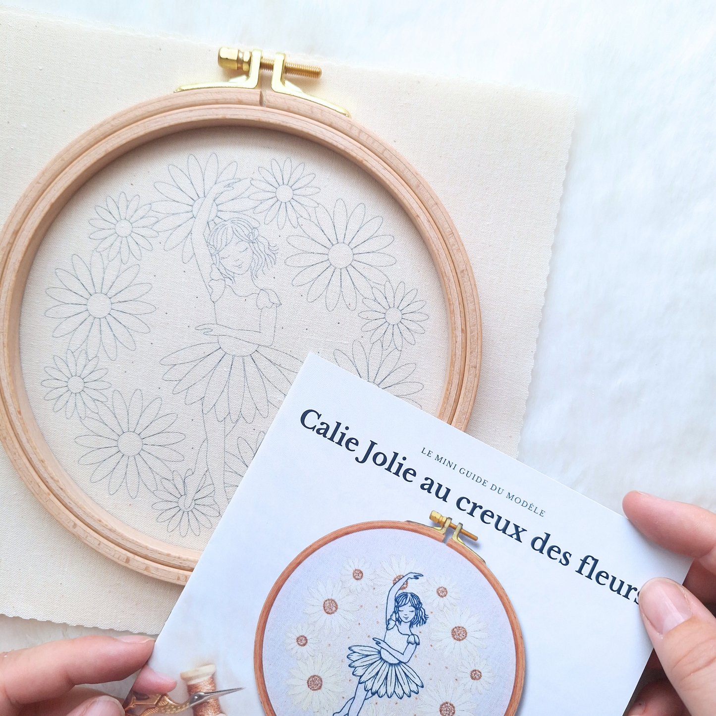 Kit de broderie - Calie Jolie au creux des fleurs