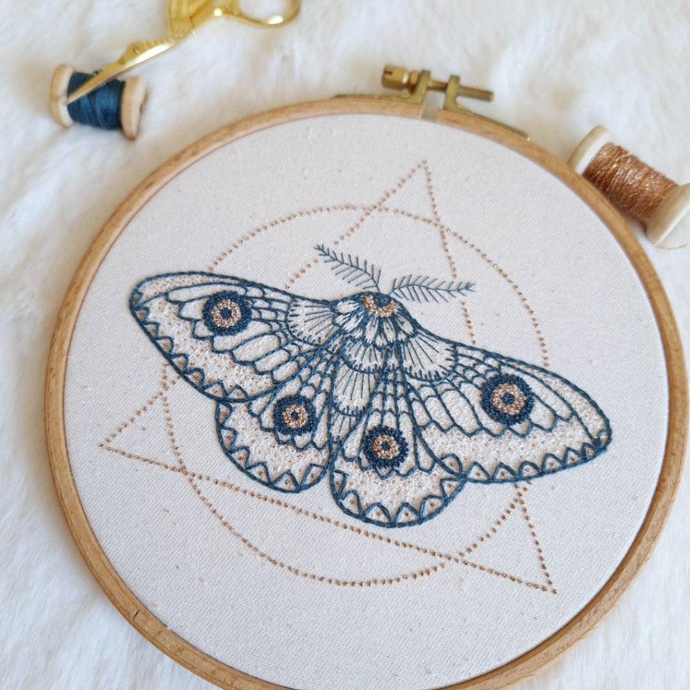 Tableau Broderie Point De Croix Vintage Papillon – Cadre Bois Années 70 (Fait Main USA)